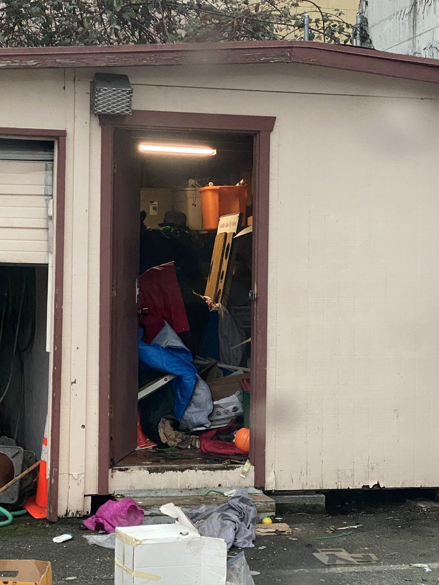 Just watched burglars rifle through the Lions Club storage facility at the community center. <a href="/SeattlePD/">Seattle Police Department</a> came after a few people called, caught them in the act. But officers didn’t even talk to the burglars. Just let them literally walk away…