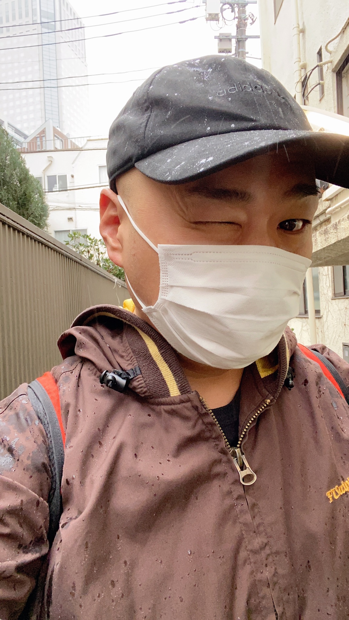 安田大サーカス クロちゃん 雨降ってるけど 傘ささないしんよー カラダが鈍らないように少しウォーキングしてくるしん T Co Vnzbxl0atz Twitter