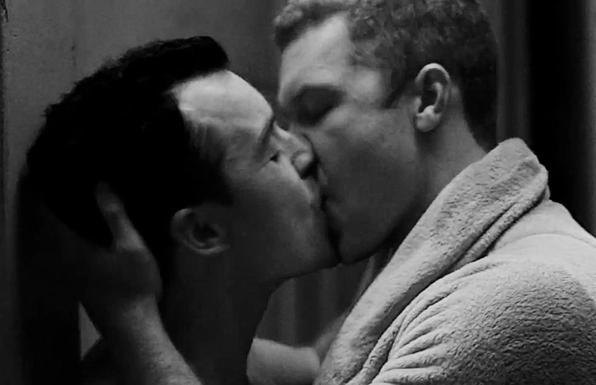 ianrightsonly's tweet photo. goodnight to husbands 🥰 https://t.co/VRaj8gMbpH