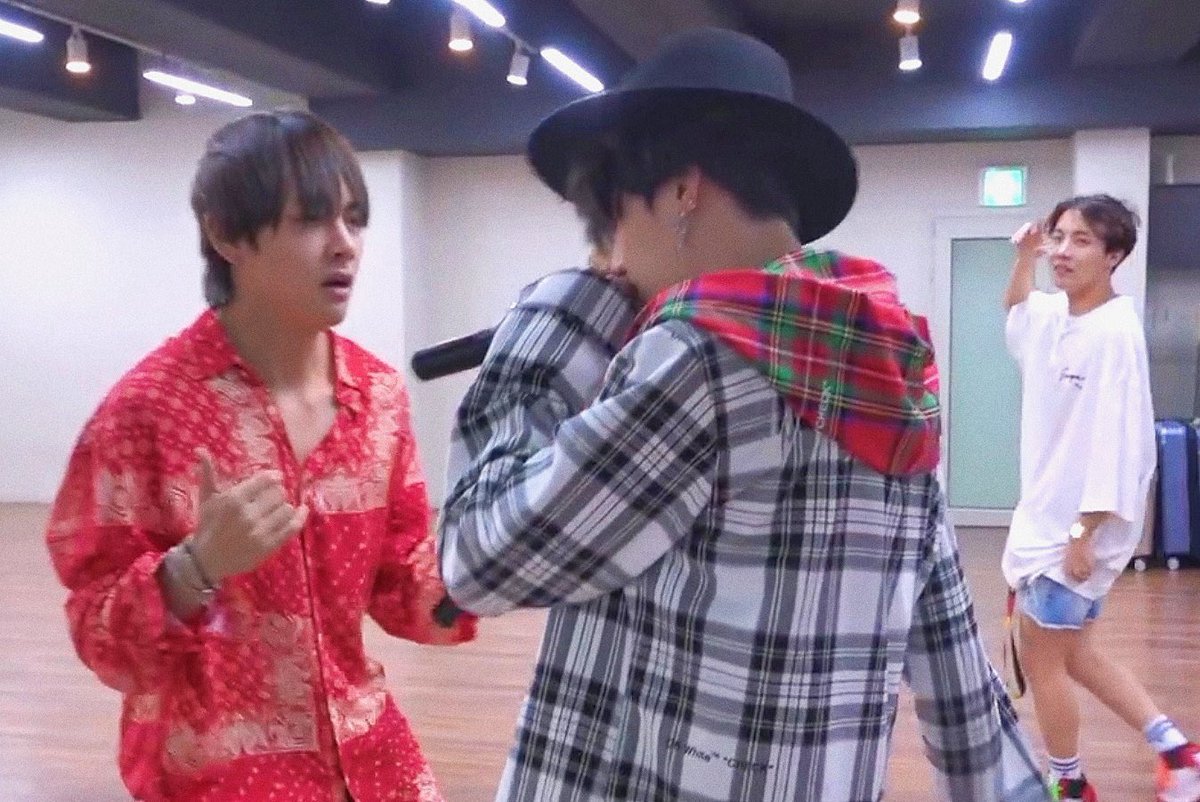 back to the more confusing moments... LIKE THIS???? MR KIM TAEHYUNG WHAT WAS GOING ON??? I MEAN I HAVE NO COMPLAINTS BUT MAYBE GIVE A WARNING TO US (AND YOONGI) NEXT TIME U DECIDE TO GRIND ON HIM OR SOMETHING LIKE????  SJJDJFKFKGLGL