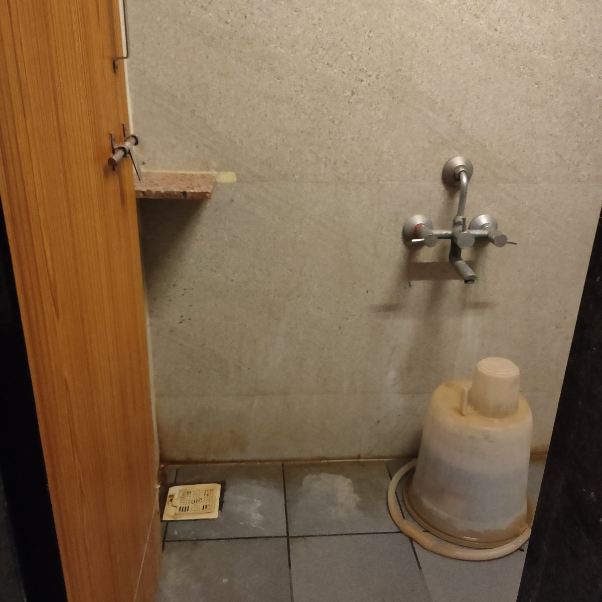 Harryhvp's tweet photo. Whomever is looking to book rooms at oyo. I'm sharing my experience with you. See the photos of oyo rooms. https://t.co/0M6QP6xrdq
