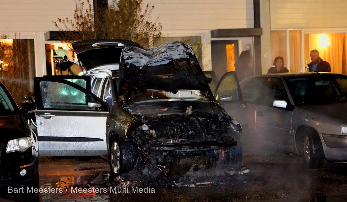 Auto in vlammen op aan Vierde Hambaken Den Bosch -..