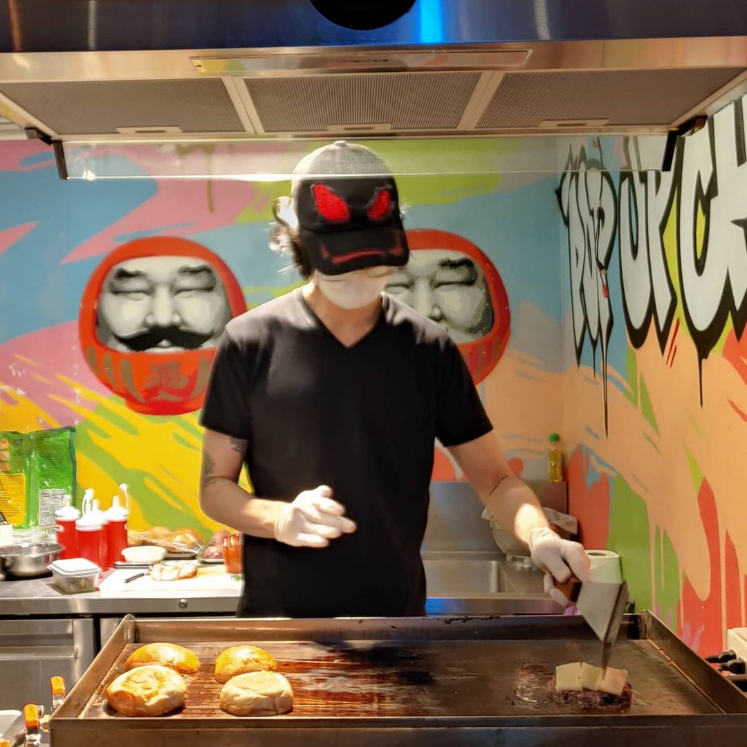 gunns_official's tweet photo. Chef @gunnswis SMASHING in the kitchen! 🔥🍔

👉สาขา ทองหล่อ 13
👉 Grab Kitchen สาธร https://t.co/fR5UaZ0l7G