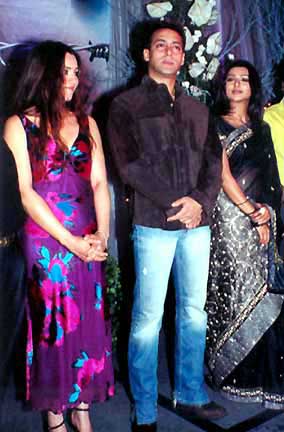FavIsWashed's tweet photo. Throwback:Salman Khan, Bhumika Chawla, Mahima Chaudhry and Satish Kaushik at the music launch of Tere Naam. 
@BeingSalmanKhan @bhumikachawlat @mahimachaudhrym @satishkaushik2 #Throwback https://t.co/R2zKlB66Z3