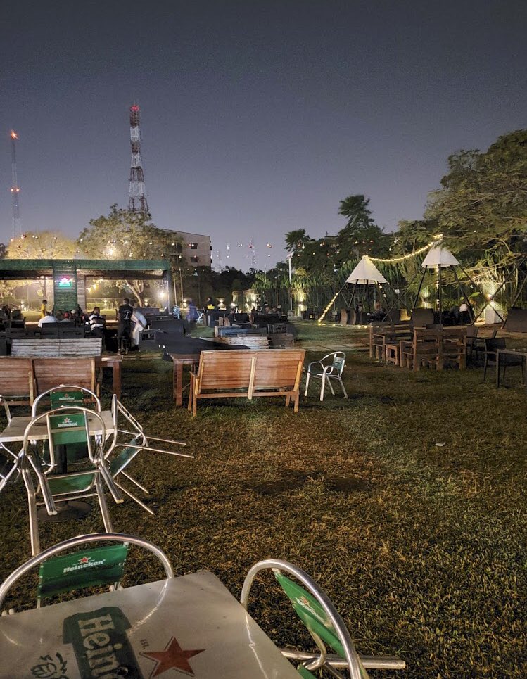 JUNKYARD GRILLS If you are going on a date with a budget then this is your place. The food is pricey at all. Has a wide open space. You could be loud and all and not seem to be disturbing anyone.