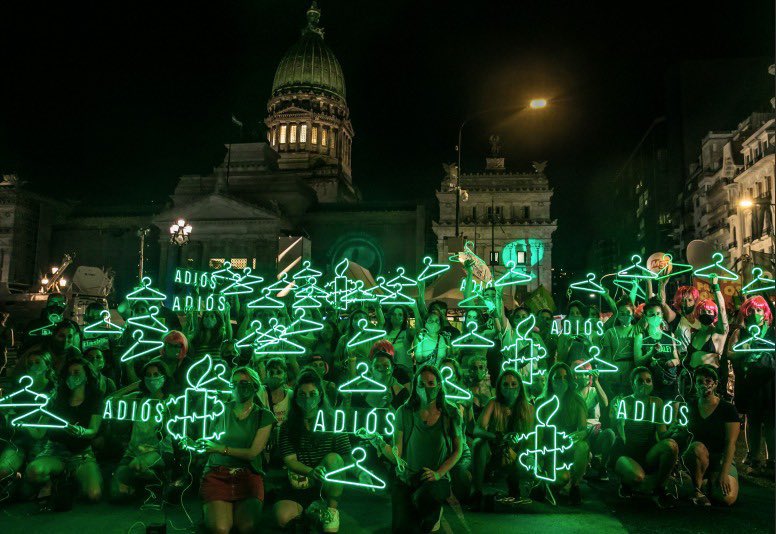 JanethVidales's tweet photo. ¡LLORO Y GRITO DE EMOCIÓN! ¡YA ES LEY EN ARGENTINA! ¡QUE FLUYA LA MAREA! 💚 Gracias mujeres en #Argentina, su conquista es un rayo de esperanza y una alegría para las mexicanas. 
#SeráLey2020 #AbortoLegal2020 #AmericaLatinaSeraTodaFeminista https://t.co/lzZendtePV