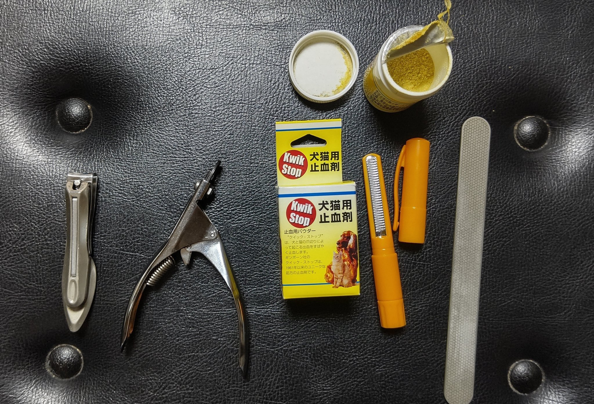 カラス用アカウント おはぎの爪切り 嘴切り一覧 人間用と犬猫用爪切りで切って爪やすりして仕上げてます 真ん中のは深爪したときのための止血剤 薬で傷口を焼くタイプの止血剤なので皮膚の怪我には使えません T Co J2c3jy4ubi Twitter