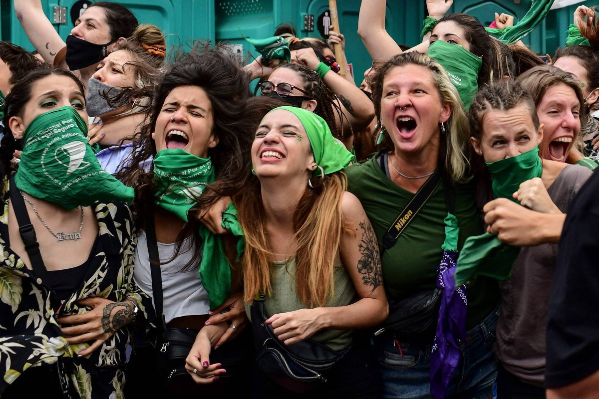 shannonlada's tweet photo. Generaciones luchando y al fin lo lograron. En Argentina, ES LEY 💚
Gracias, mujeres increíbles.

#AbortoLegalYa 
#AbortoLegal2020 https://t.co/GY995hRq3S