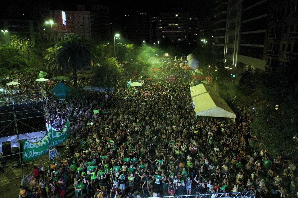 CampAbortoLegal's tweet photo. 🔥💚 ¡En Córdoba palpitamos que será Ley! 💚🔥

La vigilia histórica que vivimos nos encuentra con la alegría de que somos millones en todo el país. ¡Es hoy! #EsAhoraSenado #AbortoLegal2020 https://t.co/of67sEQupT