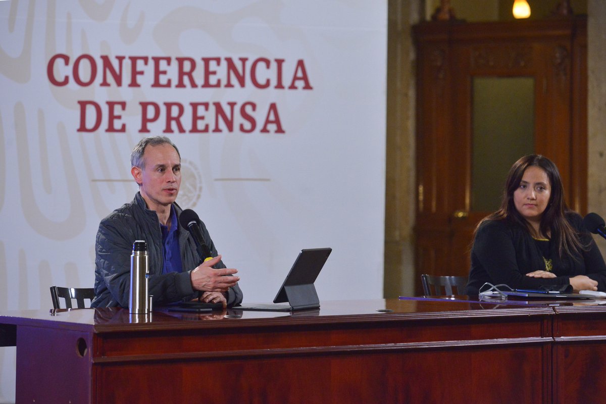 HLGatell's tweet photo. Se vacunará al personal de salud de hospitales públicos y privados que tienen mayor exposición al virus SARS-CoV-2; se contemplan 11 categorías de trabajadores. También a personas que ya tuvieron #COVID19 aun cuando, en teoría, hayan desarrollado inmunidad. https://t.co/uppTyj0z8B