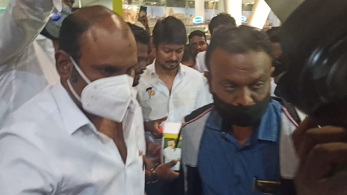 DMKYW_ChennaiSW's tweet photo. நேற்று இரவு திருச்சியில் இருந்து சென்னை விமான நிலையத்திற்கு வருகைதந்த கழக இளைஞரணி செயலாளர் அண்ணன் திரு. @Udhaystalin அவர்களை சென்னை தென்மேற்கு மாவட்ட இளைஞரணி அமைப்பாளர் திரு. @raja_anbazhagan அவர்கள் வரவேற்றபோது https://t.co/xeBgBLoVcl