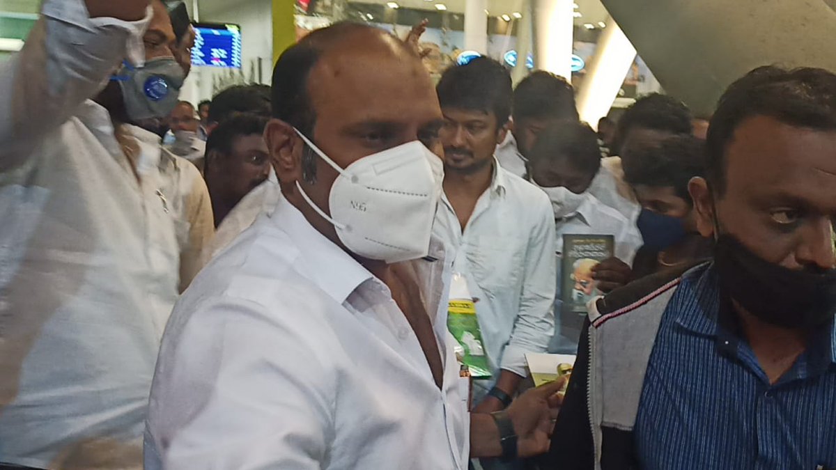 DMKYW_ChennaiSW's tweet photo. நேற்று இரவு திருச்சியில் இருந்து சென்னை விமான நிலையத்திற்கு வருகைதந்த கழக இளைஞரணி செயலாளர் அண்ணன் திரு. @Udhaystalin அவர்களை சென்னை தென்மேற்கு மாவட்ட இளைஞரணி அமைப்பாளர் திரு. @raja_anbazhagan அவர்கள் வரவேற்றபோது https://t.co/xeBgBLoVcl