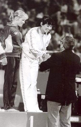 Yanhong gets her gold- let her have this glorious moment hehe- Julianne being appreciative, yes- We're living for these legends okay