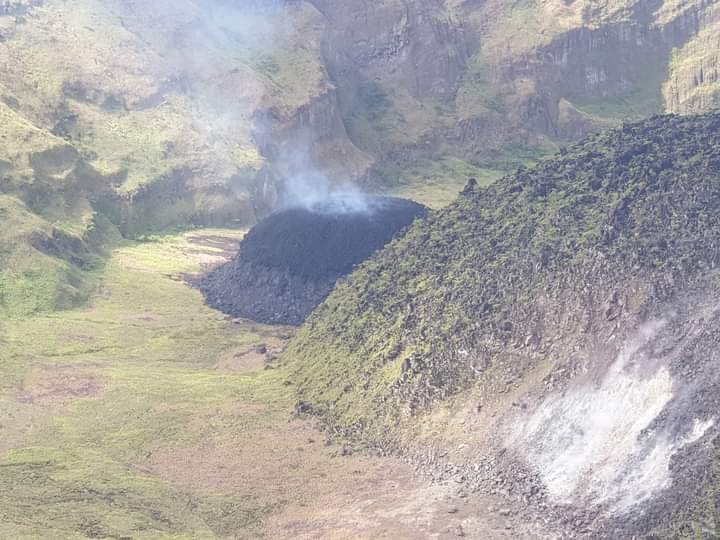 uwiseismic's tweet photo. Photo taking by Senior Seismic Technician of the Soufrière Monitoring Unit on 29th December 2020 shows new dome with steam in crater following an effusive eruption at the La Soufrière volcano in St Vincent. #volcano #svg @NEMOSVG https://t.co/JJ75O4qOpr
