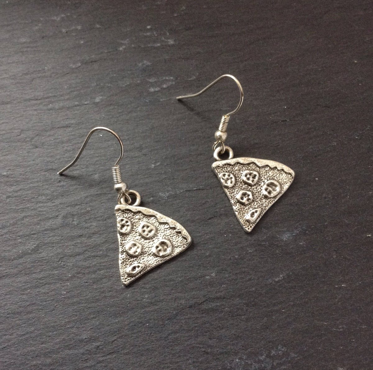 ArtisanJByViv's tweet image. Food Earrings, Fast Food Gifts, Pizza Jewelry, Teenage Girl Gift, Daughter Present, Birthday Gift For Her, Valentines Day Gift For Friend tuppu.net/a79760b4 #BeadsofCreation #Etsy #BirthdayGift