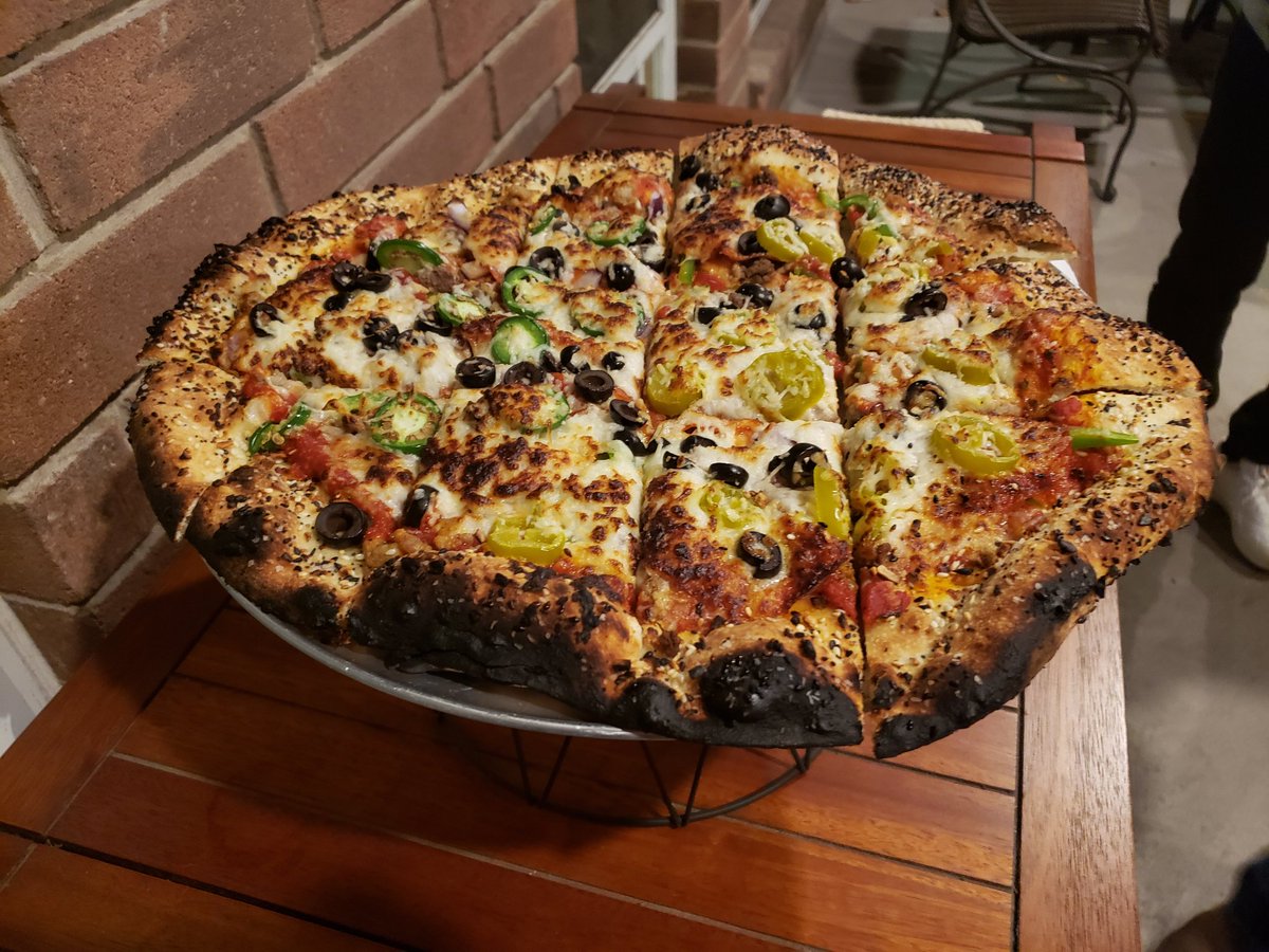 Pizza Night on the patio!  Texas weather, 70° in late December.  We'll take it!
#Pizzanight #brickovenpizza #Patiotime @NiadhMcaoidh @Constan70997526 @JohnMFodera @RussellVine1981 @SuzyQlovesWine @CoastCabCritic @wineworldnews @VinoDiscoveries @