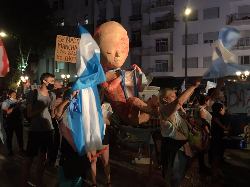 God morgon. Jag hänger med deppiga abortmotståndare utanför den argentinska senaten som väntas rösta igenom en legalisering av abort om ca 3 timmar.