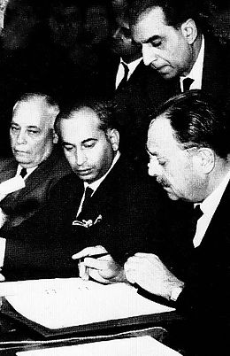 سےصاف انکارکردیاتھا۔ذوالفقار علی بھٹو نے1963میں کابینہ میں یہ تجویزپیش کی تھی کہپاکستان کوجوہری اسلحہ کی تیاری کےلئےپروگرام شروع کرنا چاہئے،لیکن صدر ایوب خان اوران کےامریکہ نواز وزیر خزانہ محمد شعیب اوردوسرےوزیروں نےان کی یہ تجویزیکسر مستردکردی اور واضح کیاکہ پاکستان۔۔+5/22