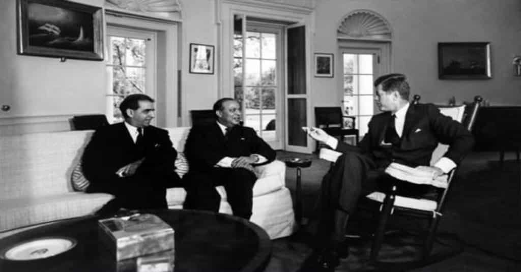 امریکہ سےایٹم برائےامن (ایٹم فار پیس)کامعاہدے کرلیاتھا۔ایٹم فار پیس بلکل اسی طرح کامعاہدہ تھاجیسا ایٹمی اسلحے کے پھیلاؤ کوروکنےکامعاہدہC.T.B.T ہے۔یہ اکتوبر1954 کی بات ہے۔"پاکستان کے وزیر اعظم محمد علی بوگرہ نے وہائٹ ہاوس میں امریکی صدرآیزن ہاورسےملاقات کی تھی اورپاکستان +2/22