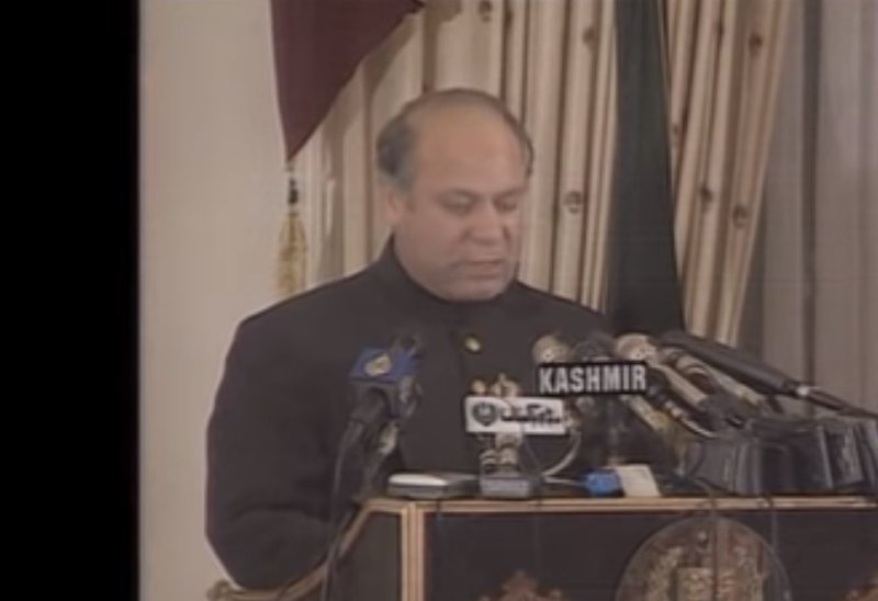 منتخب عوامی وزیراعظم میاں نوازشریف نےامریکہ سمیت تمام دنیاکی شدید مخالفت کےباوجودایٹمی دھماکے کرکے پاکستان کو اعلانیہ ایٹمی طاقت بنا دیا۔آپ شاید جوہری توانائی کے کمیشن کی بات کررہےاس وقت ڈاکٹرعبدالسلام صدر ایوب خان کے سائنسی مشیرتھے۔وہ صدر ایوب خان کےہمراہ سائنسی مشیر+13/22