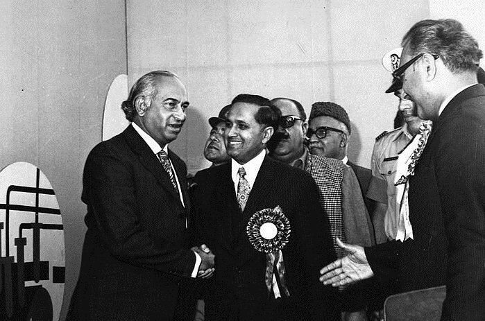 کی حثیت سے1958میں چین بھی گئے تھے۔لیکن یاد رکھیں کہ صدرایوب خاں کوجوہری ہتھیاروں میں کوئی دل چسپی نہیں تھی۔اور وہ امریکی وفادار کےطور پر امریکی معاہدےایٹم فار پیس کی پابندی کر رہے تھے۔ مشرقی پا کستان کی علیحدگی کےبعد حالات میں تبدیلی آئی اور صدر پاکستان ذوالفقار علی بھٹو+14/22