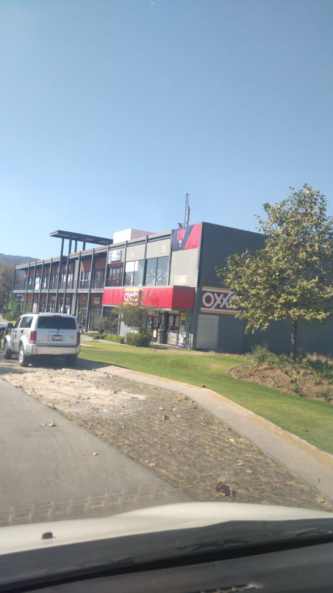 DeCmpstr's tweet photo. A pesar de no tener permisos ni amparos, se pone una antena en El Campestre Residencial donde personas de la plaza el Campestre afirman que junto con @Telcel tienen arreglos con personas importantes de gobierno.
@PabloLemusN 
@op_zapopan 
@EnriqueAlfaroR https://t.co/dN22qLb9Y2