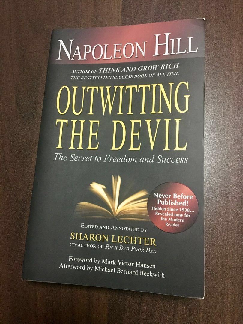 4. Outwitting The DevilKalau kau pernah baca Think And Grow Rich, mesti kau dah familiar dengan karya Napoleon Hill ni.Dalam buku ni penulis kata ada 2 benda yang ada dalam diri kita yang mempengaruhi kita. Pertama ialah FEAR dan kedua ialah FAITH.