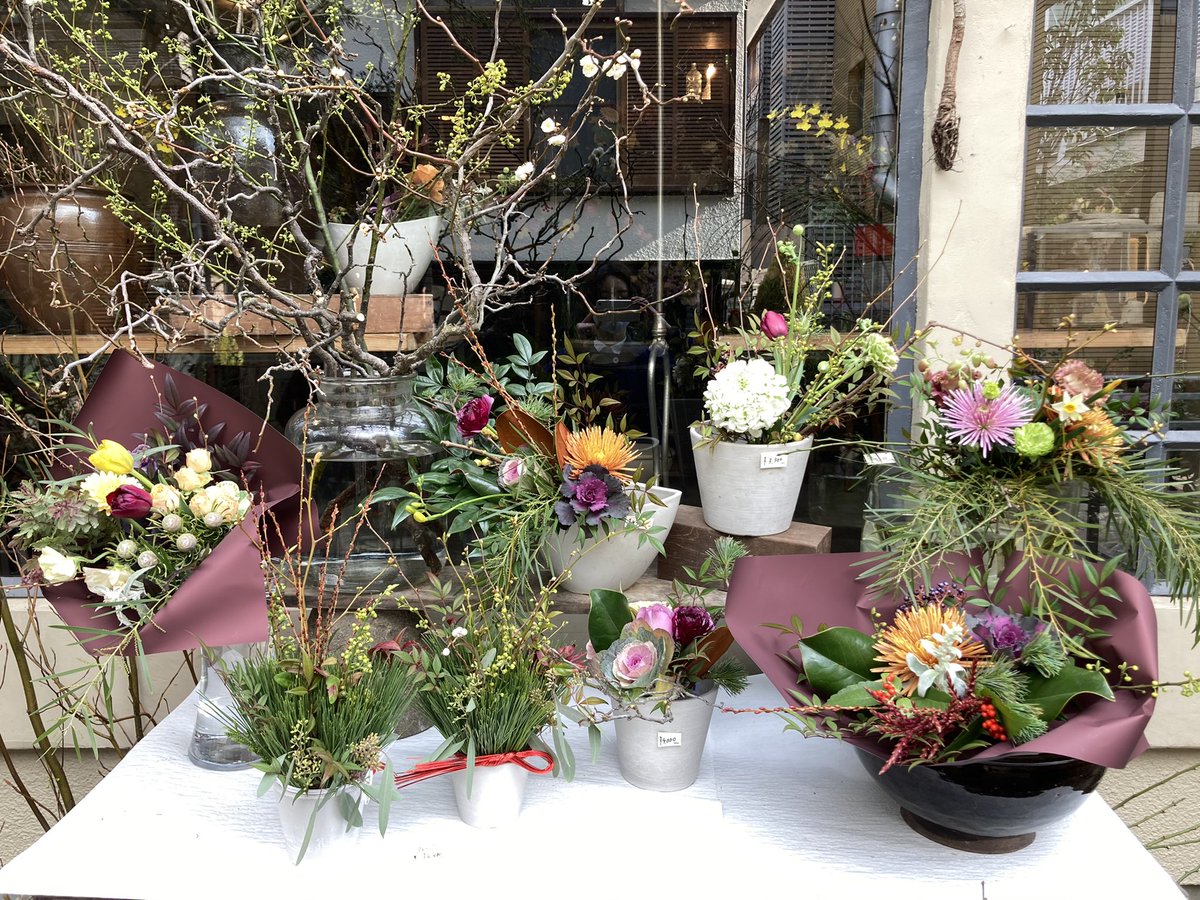 吉祥寺ひとくさ くろもじ珈琲 本日 年最後の営業日です 花束やアレンジメント沢山ご用意致しました 切り花も1本から販売しております お正月のしつらえにいかがでしょうか 17時までお待ちしております A 吉祥寺ひとくさ くろもじ珈琲 本日 年最後の営業日です 花束やアレンジメント沢山ご用意致しました 切り花も1本から販売しております お正月のしつらえにいかがでしょうか 17時までお待ちしております A