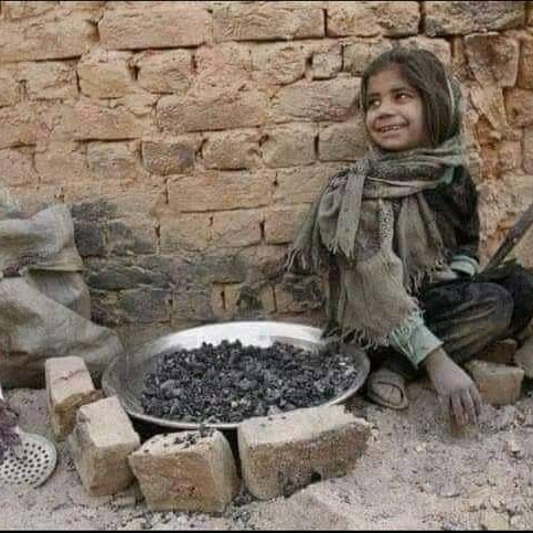 بھوک کی بھٹی کا ایندھن بنے ہم لوگ۔

سویرے کے انتظار میں عمر ہی گزار دیتے ہیں..
🔥✨🥀#Mr_HaSsi