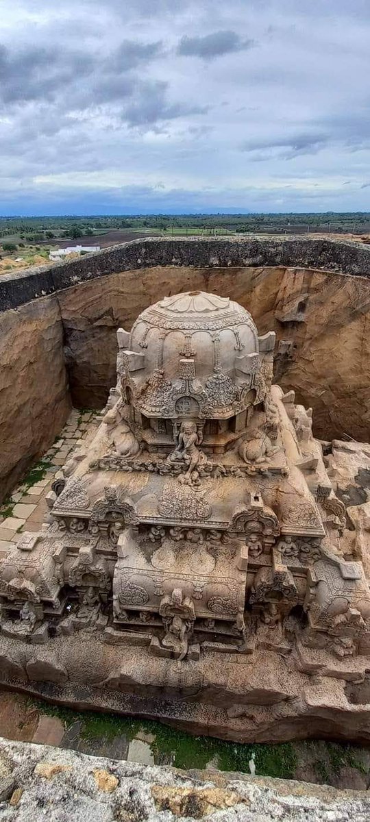 Magnificent structure called Vettuvan Koil in India. The specialty of this temple is that it is entirely carved out of one solid rock, just like the Kailasa Temple in #ElloraCaves

@Sumita327 @DograTishaa @tripathisam2020 @TheWayfarerSoul @Mere_khyalat @DoctorAjayita @VS40046110