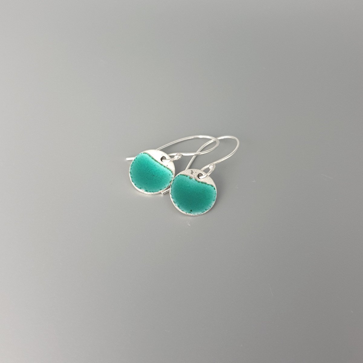 MaisyPlum2's tweet photo. Turquoise Sterling Silver Enamel Disc Earrings https://t.co/dUlSaXUScY #UKGiftAM #EtsyUK #etsyselleruk #EshopsUK #Inbizhour ##LondonisLovinit ##StandWithSmall #HandmadeHour #TurquoiseEnamel https://t.co/A7IGgE5NFs