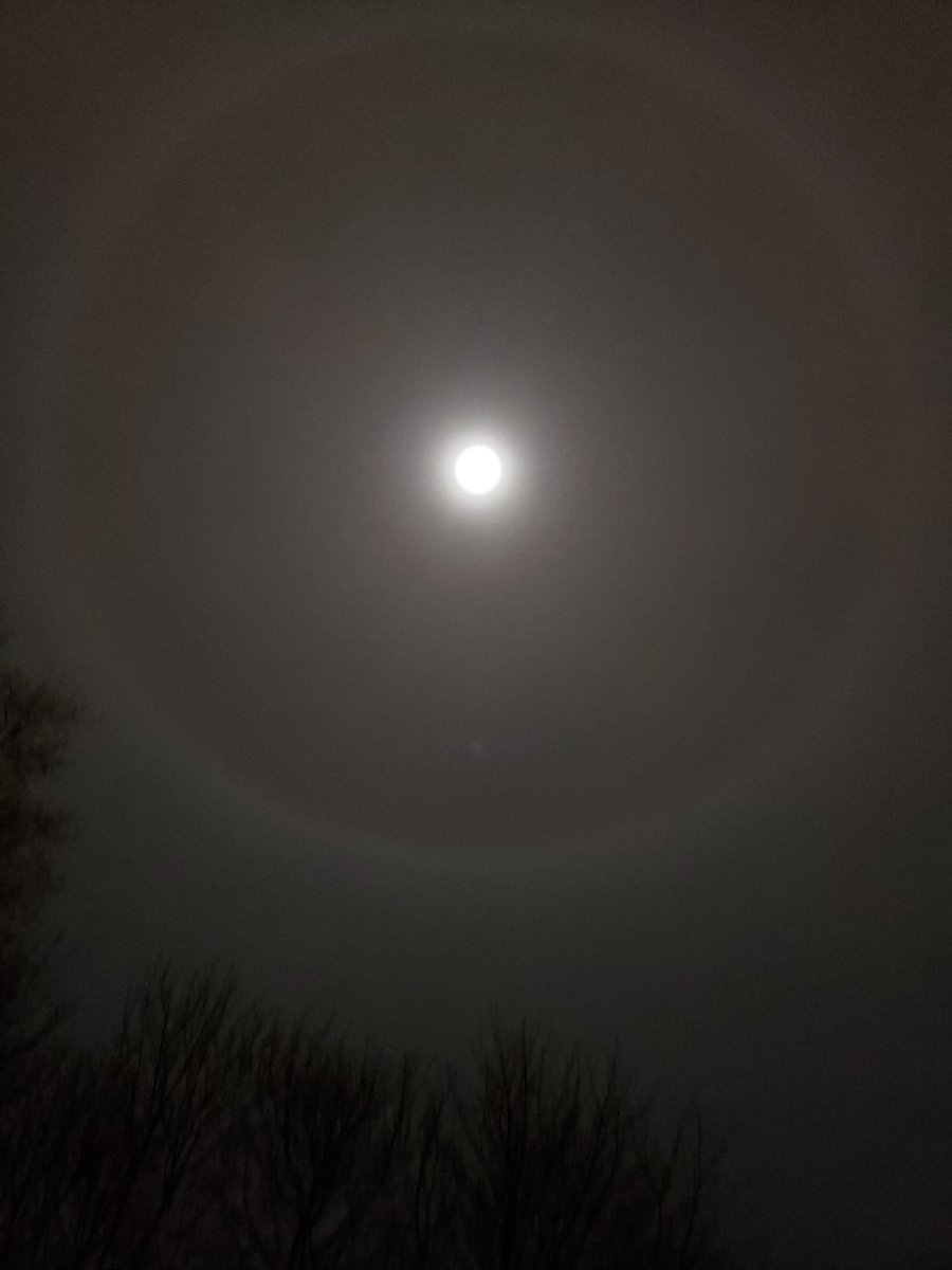 wrtnktchnqueen's tweet photo. @weathernetwork very cool large rainbow halo around the moon tonight! Rainbow halo doesn't really show up great in photo but it was there irl. https://t.co/zJSb4U4YdH