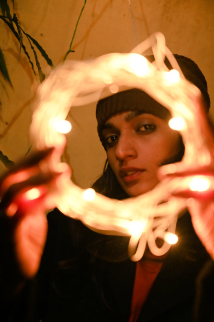 PathakChesta's tweet photo. @PathakChesta #photographylovers
#indianface #indiangirl #photoshoot #fairylights
#@OutdoorPhotoMag https://t.co/vOTuDVuoZc