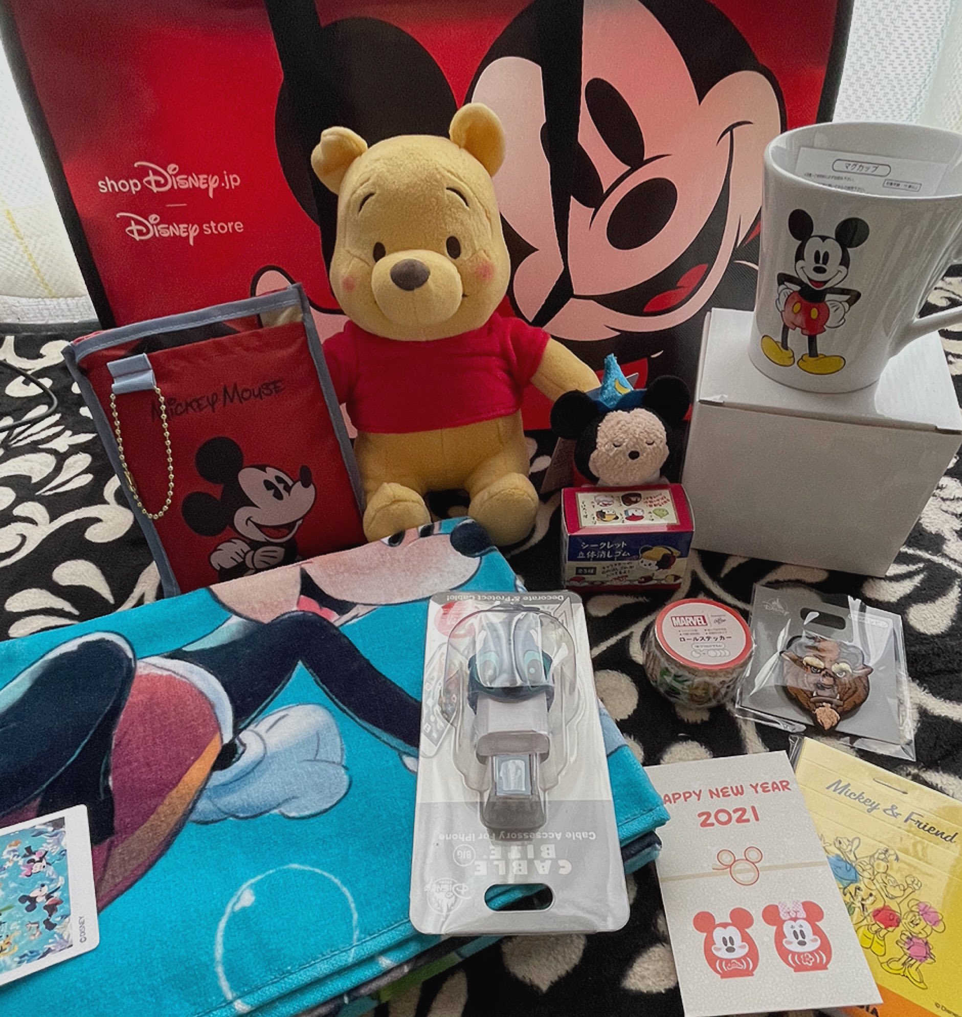 みかん ディズニーストア ラッキーバッグがまだ売ってたから買ってきた 可愛くて実用性のあるものがいっぱい入ってて嬉しい これで3000円はお得 大満足 ディズニーストア ラッキーバッグ T Co Gjji3c1j55 Twitter