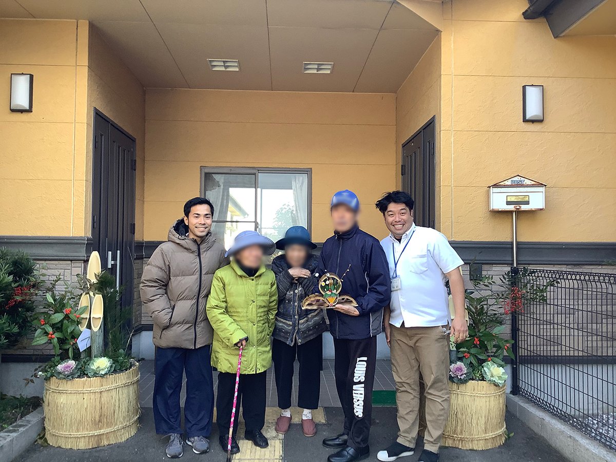 都城市早水町のあやめ苑デイサービスでは、コロナ禍の中で、少しでも明るく新年を迎えて欲しいという想いを込め、利用者様と一緒に正月飾りを作成しました。出来上がった飾りはグループ内の各入所施設に配り、大変喜ばれました。皆様もどうぞ、よいお年をお迎えください。