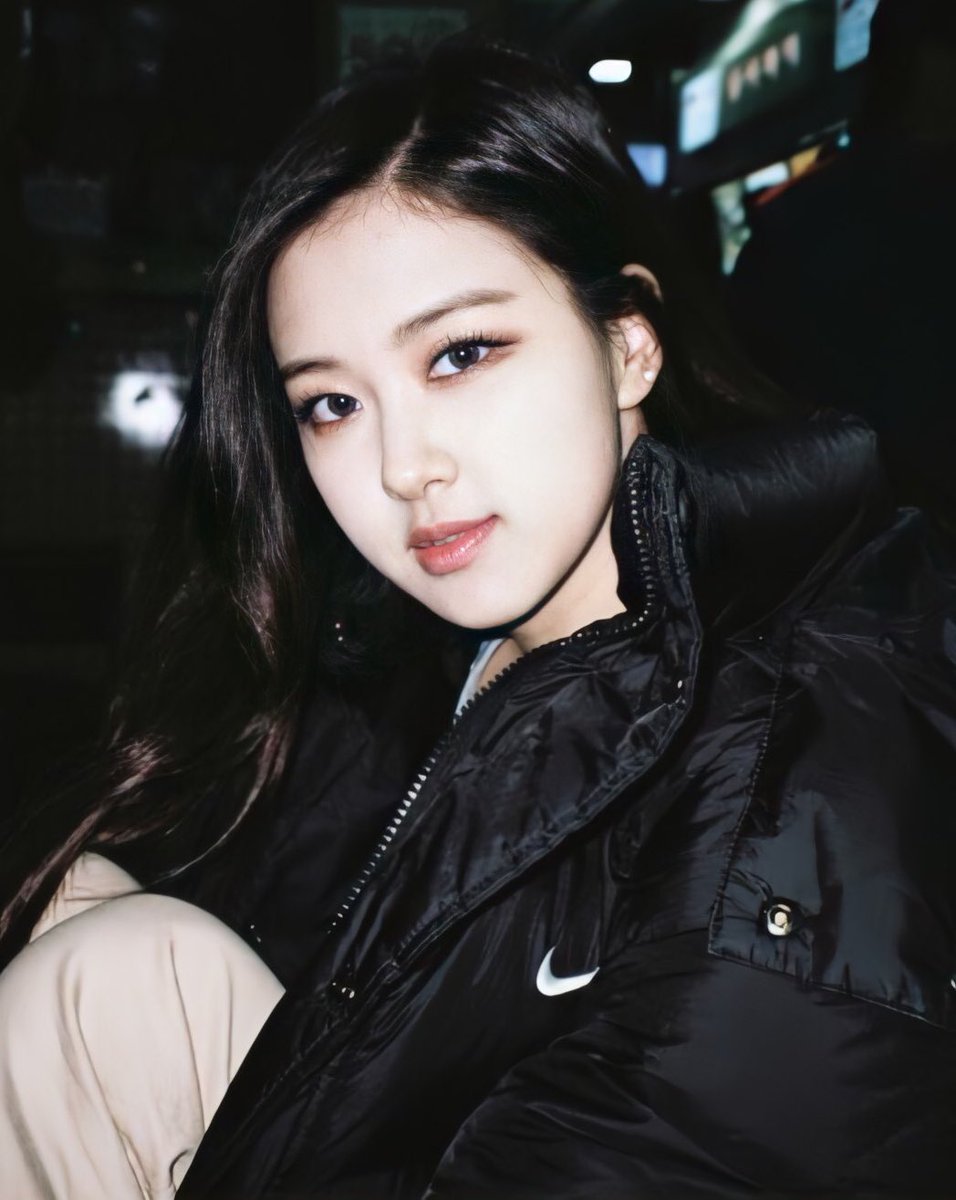 hourly rosé tweet media