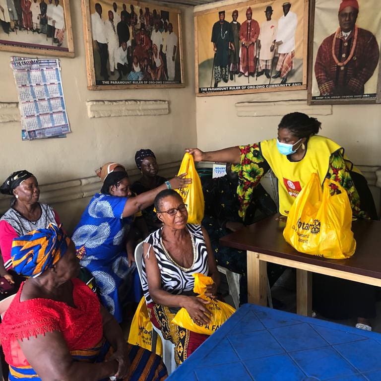 phc_graD9141's tweet photo. Rotary Club of Port Harcourt GRA D9141 feeds 100 families just before the end of 2020.
#Pacesetters
#Greenfielders
#rcphgra
#PeopleofAction https://t.co/ReGBIaHCZ1