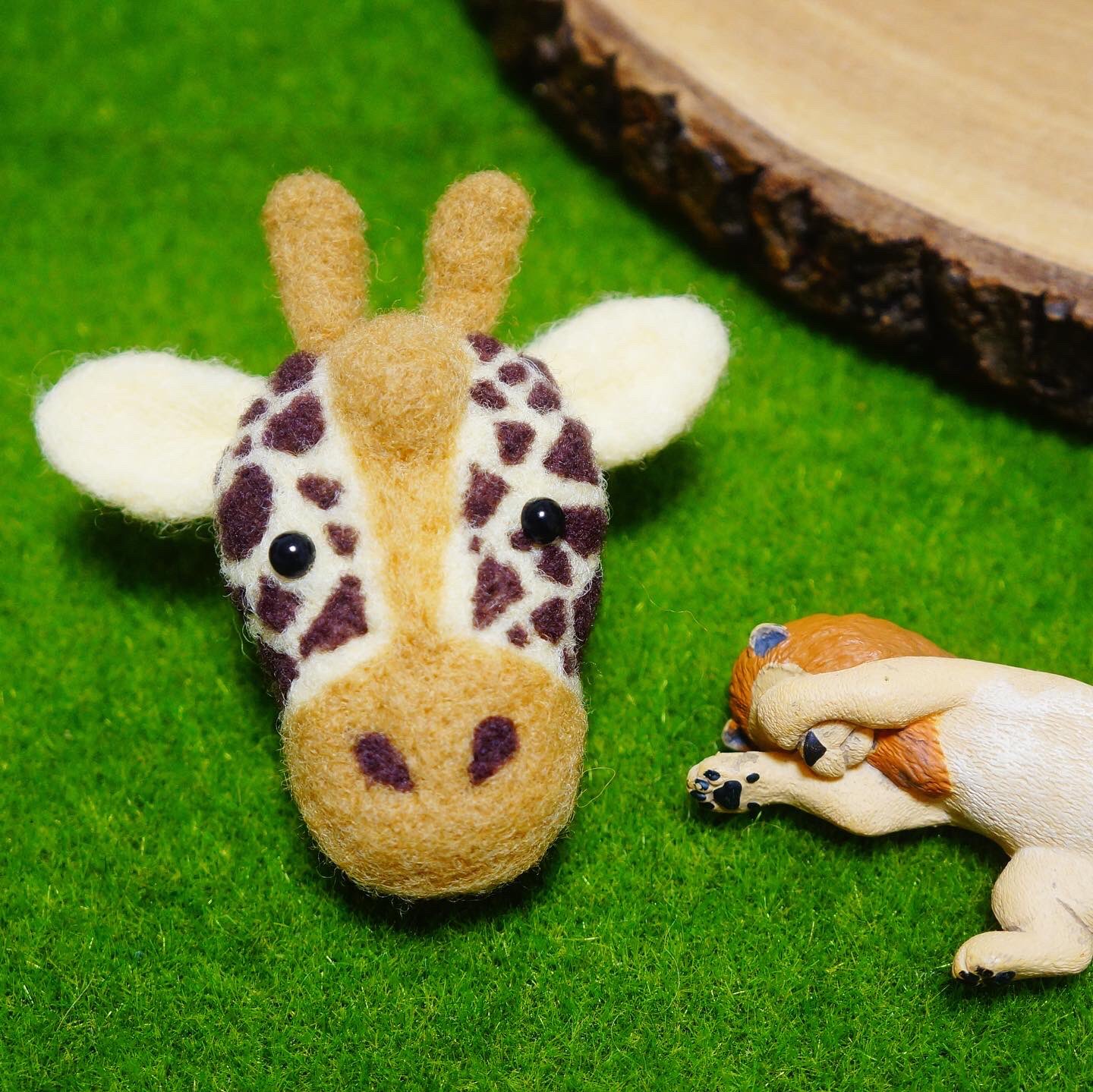 Reezoo 動物モチーフハンドメイド 羊毛フェルトブローチ キリンです どら焼きみたいな口元がいい感じ ところで キリンの角って何本あるか知ってますか すぐ見て分かる頭の上の2本と 目の間に1本 耳の後ろに小さな角が左右1本ずつ なので角は全部で5本 Reezoo 動物モチーフハンドメイド 羊毛フェルトブローチ キリンです どら焼きみたいな口元がいい感じ ところで キリンの角って何本あるか知ってますか すぐ見て分かる頭の上の2本と 目の間に1本 耳の後ろに小さな角が左右1本ずつ なので角は全部で5本