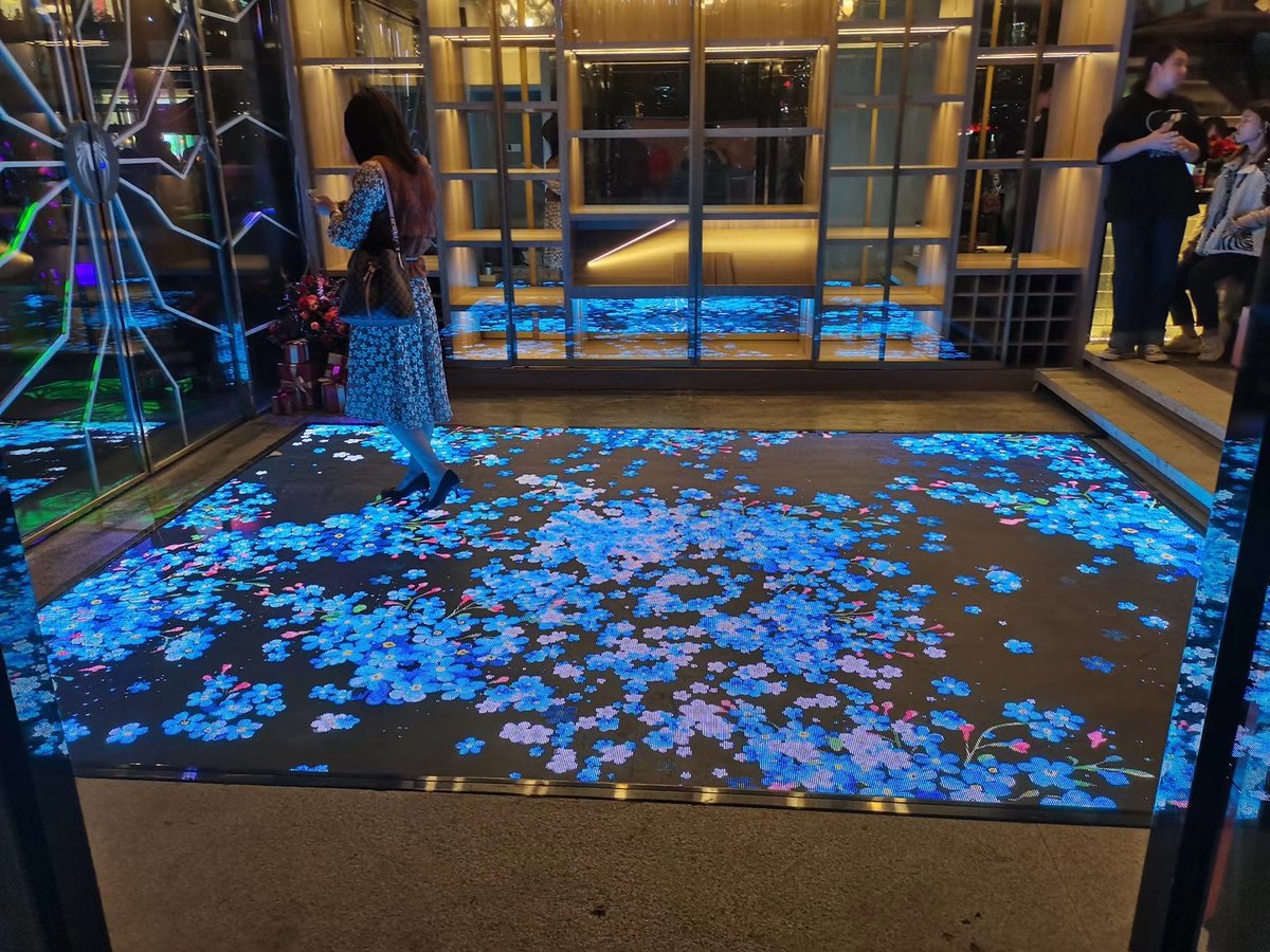 VisioinpiLED's tweet image. Another project on #Bar #videowall the star sky and Christmas theme really bring the audience the best of Christmas.