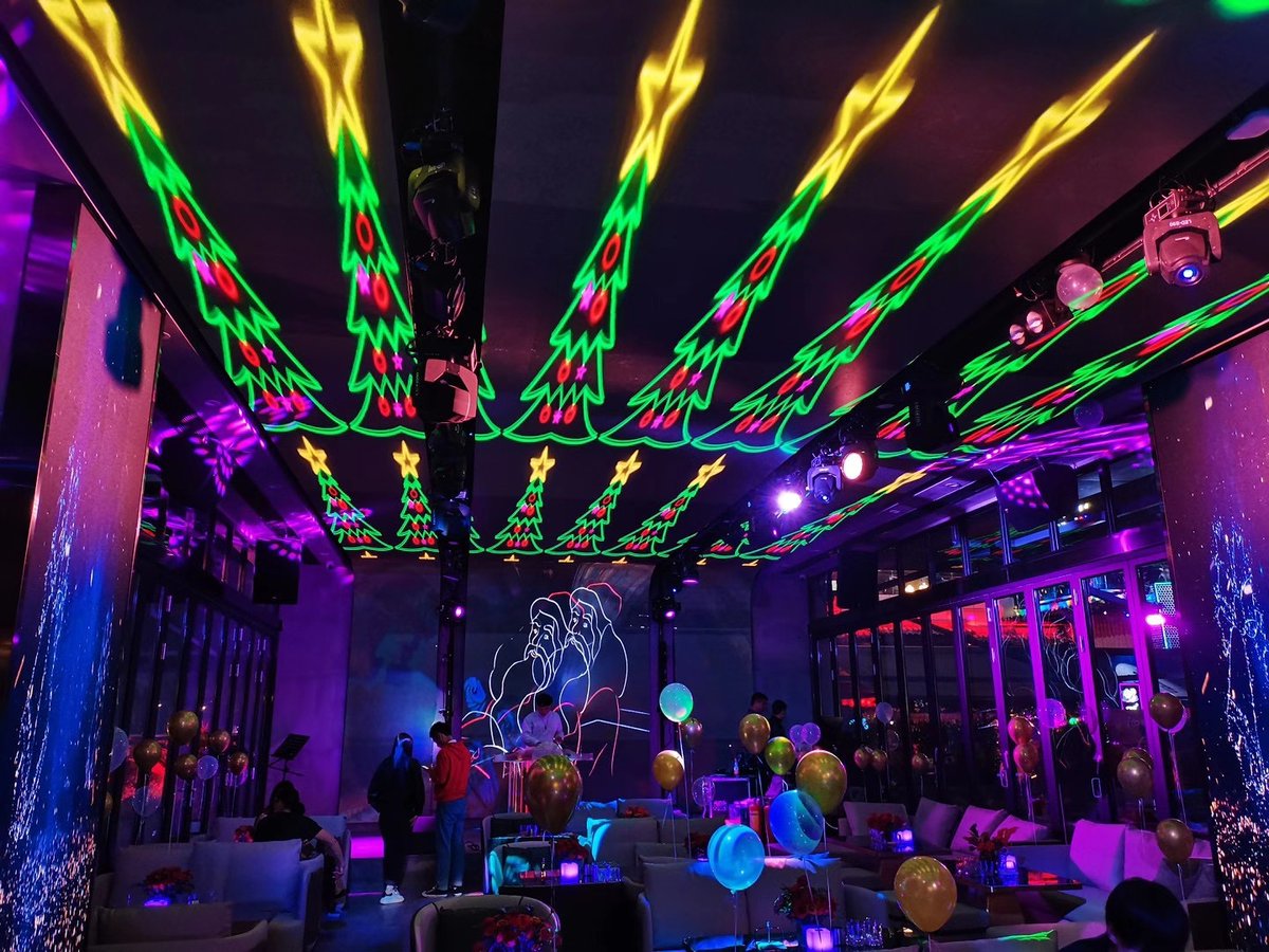 VisioinpiLED's tweet image. Another project on #Bar #videowall the star sky and Christmas theme really bring the audience the best of Christmas.