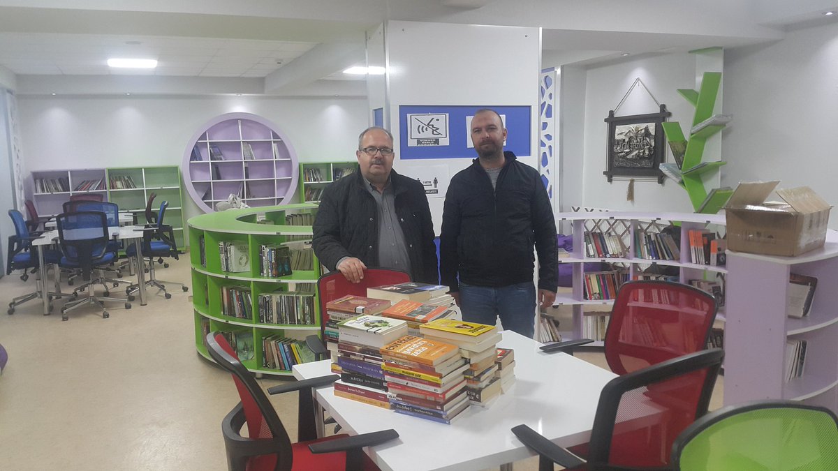 Denizli Bozkurt Ortaokulu kütüphanemize kitap bağışı yapan Kenan ÖZDEMIR'e öğrencilerim adına teşekkür ederim.