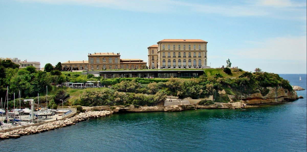 Marseille was France's colonial metropolis, where movements to and from the colonies were regulated.As we get nearer to the port, you will notice on the right on the shore the Palais du Pharo. This was, from 1905 to 1975, the School of Colonial Medicine.