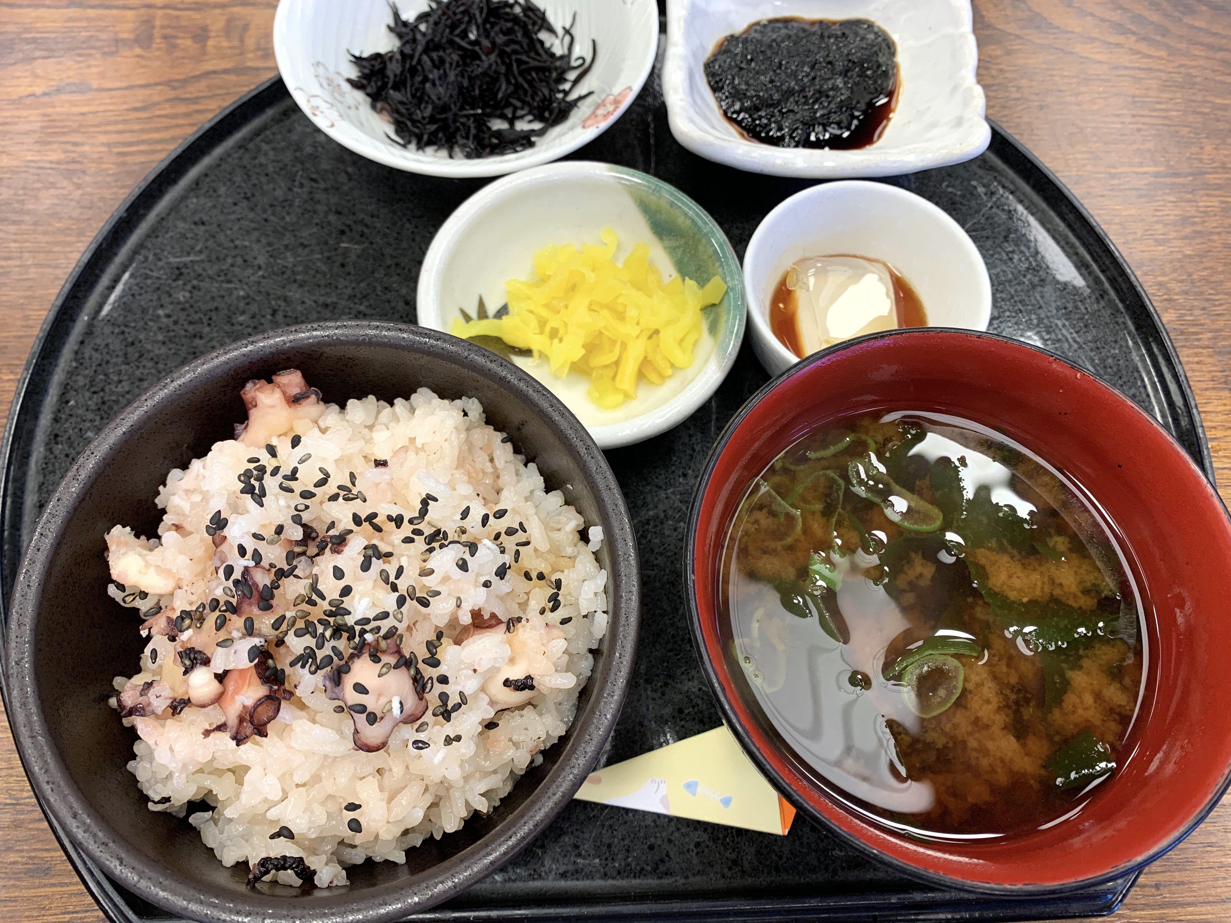 いづやん 年に食べた島のもの その18 今年行けた数少ない島から 日間賀島はドラマ 孤独のグルメ でも取り上げられた 乙姫 のたこめし 噛めば潮の香りのするタコがごろごろ入ったご飯で旅のスタートを切れたのは幸先がよかった が 人気が出過ぎ
