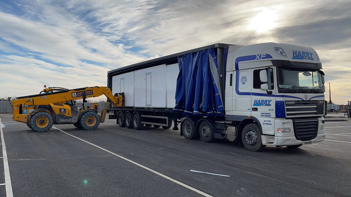 Toilet facilities are now being offloaded! Not exactly a glamorous delivery but A much needed one nonetheless. Now I’m off to collect on speedboats! 🚤🚤 

#BBCbignewyear
#lukecinahgv