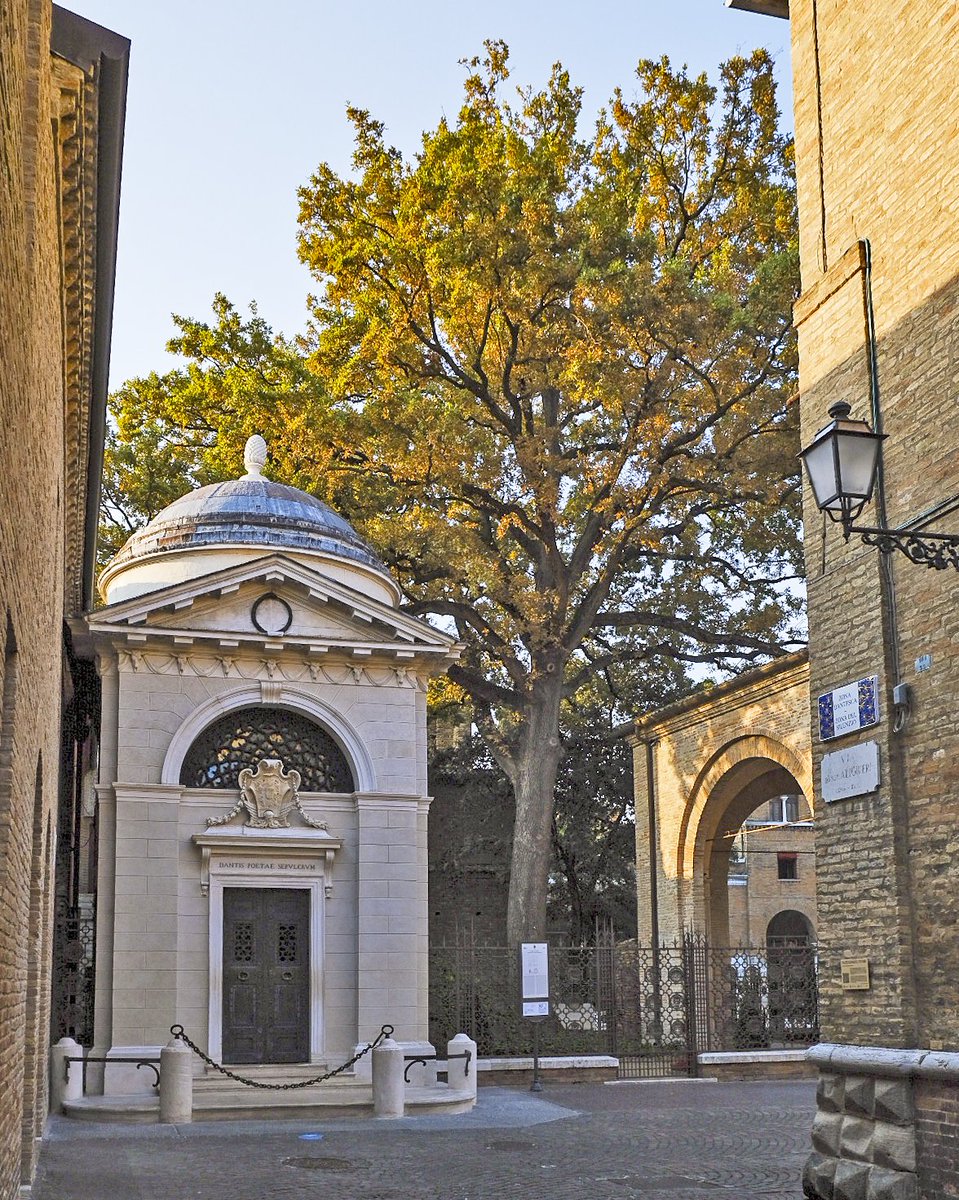Una delle principali attrazioni di #Ravenna è senza alcun dubbio la Tomba del Sommo Poeta #DanteAlighieri: travelemiliaromagna.it/dante-alighier…

📸: marcoscalcon | #inEmiliaRomagna #ViediDante #RavennaPerDante