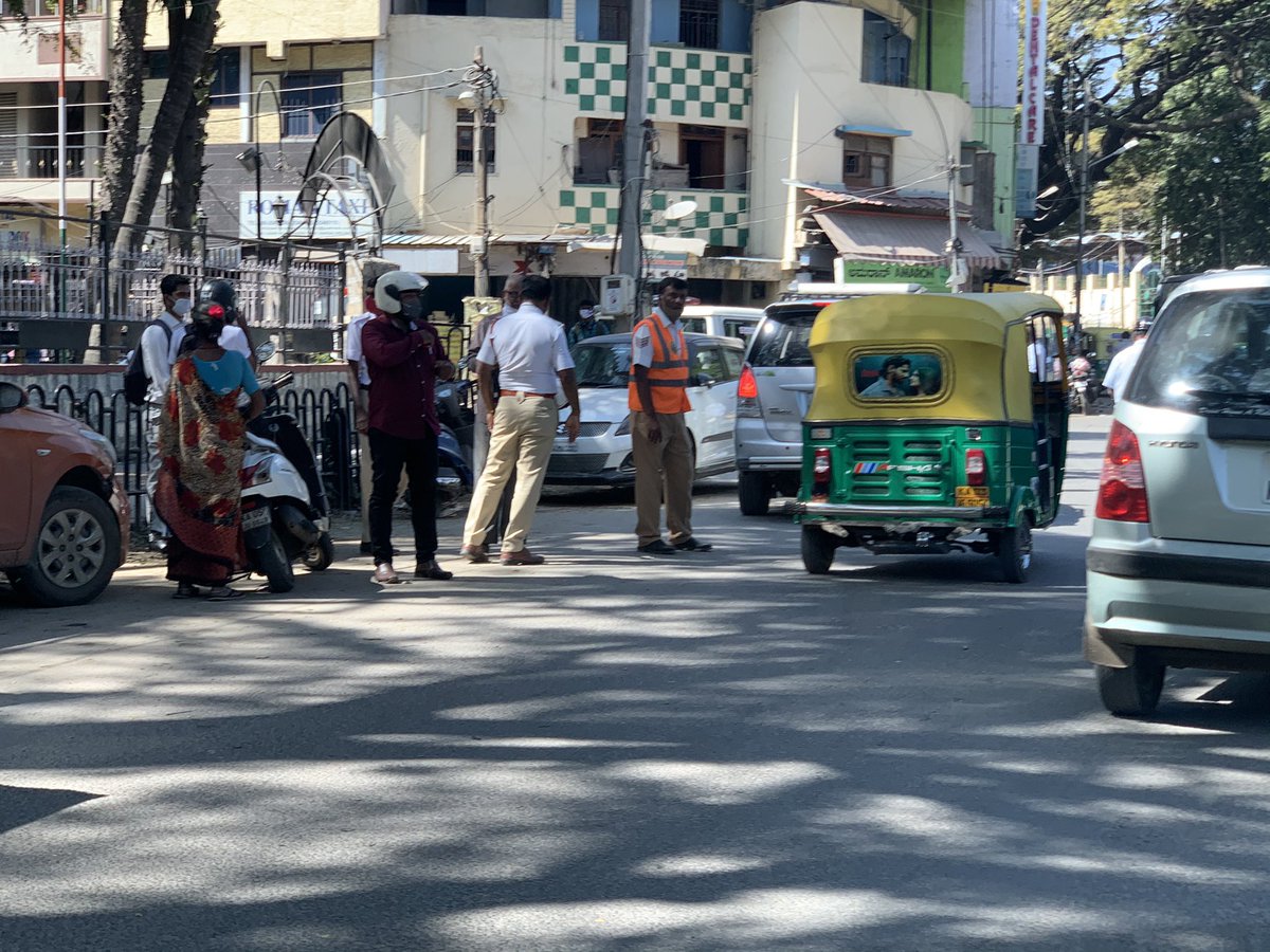 rajvaidya's tweet photo. @BlrCityPolice All traffic police in Bangalore seem to be interested only in issuing fines. No one to manage traffic. No one to manage traffic at Pulikeshinagar. https://t.co/2gpHn37scf