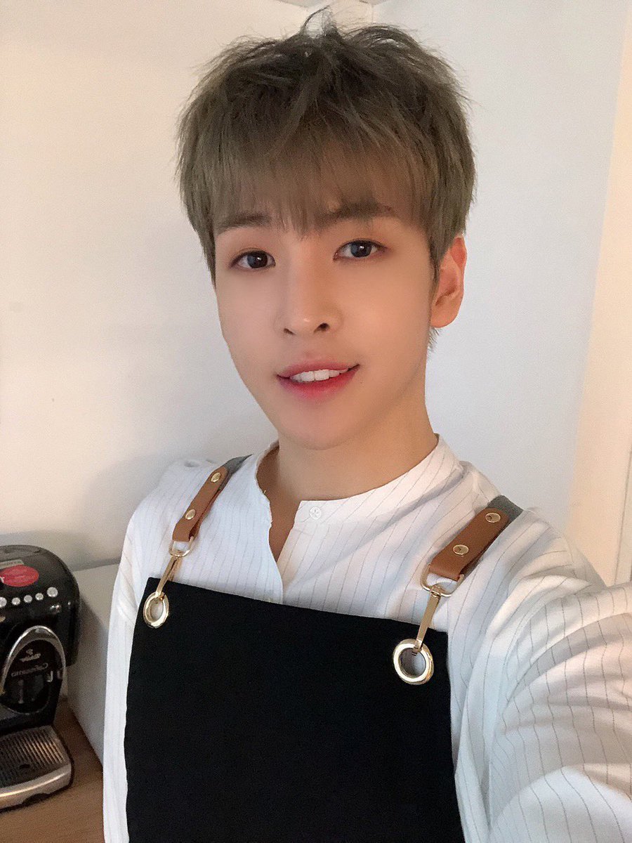 luvpttpsn's tweet photo. @CRAVITY_twt Trad➡️Hola Luvity🤗
Ahora realmente ya no queda mucho del 2020! Si están camino a casa para Año Nuevo,espero que lleguen con cuidado, incluso si no van,usen siempre ropa abrigada y tengan cuidado de resfriarse~Pasen bien el resto del día hoy también<3 #Cravity #Allen #CAFECRAVITY https://t.co/HkDPAJEMAt