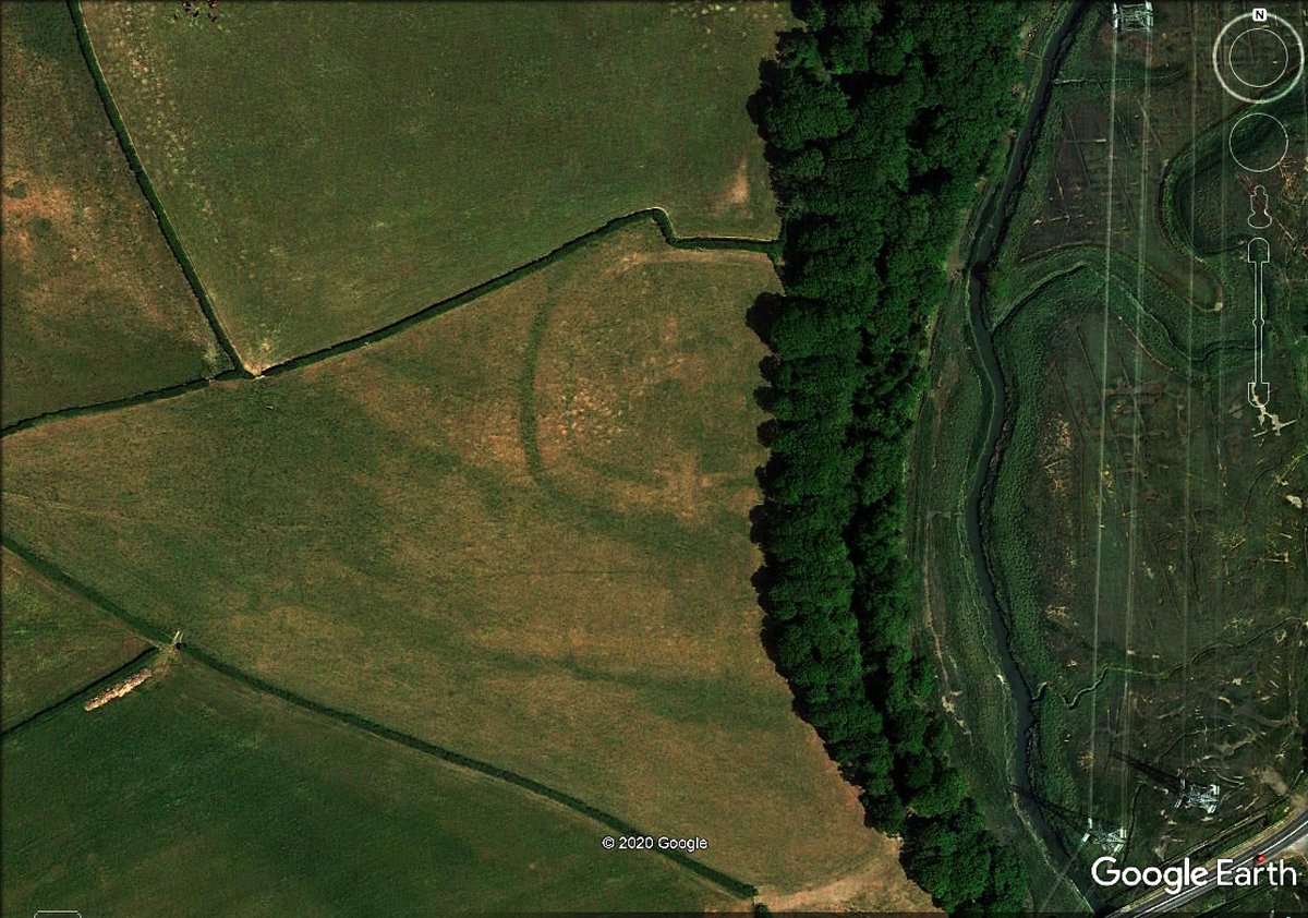  #HillfortsWednesday -in early summer Wales had its 2nd driest May on record for 124 years. New 2020 drought aerial imagery on  #GoogleEarth for the Vale of Glamorgan includes many Iron Age cropmarks. The Thaw Valley is normally difficult to fly due to nearby Cardiff Airport...