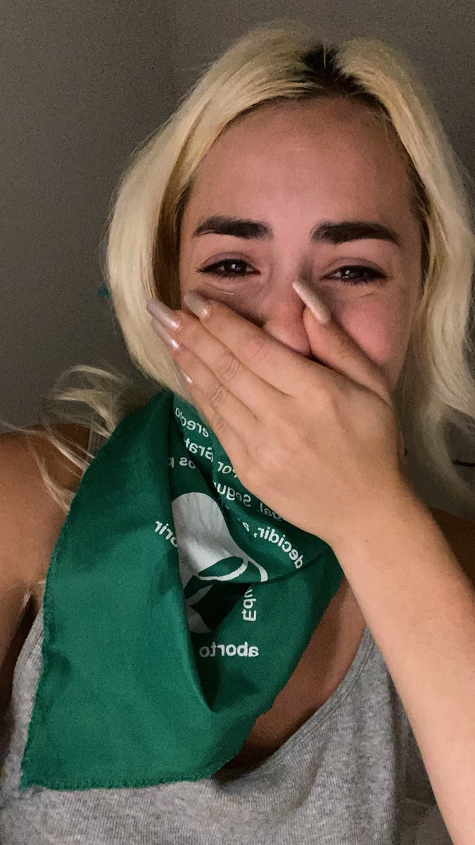 lalioficial's tweet photo. GRACIAS HERMANAS 
GRACIAS AL FEMINISMO 
GRACIAS POR LA LUCHA 
ES LEY CARAJO!!!! 🇦🇷💚 
#EsLey #AbortoLegal2020 https://t.co/kTix4g2Kru