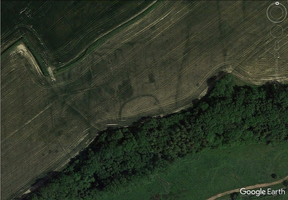 Also showing well is the probable Neolithic causewayed enclosure at Flemingston, St Athan, discovered during  @RC_Survey reconnaissance in the 2006 drought & still a real rarity for Wales:  https://coflein.gov.uk/en/site/404651/details/flemingston Also a nearby cropmark complex at Llancadle Gorse.